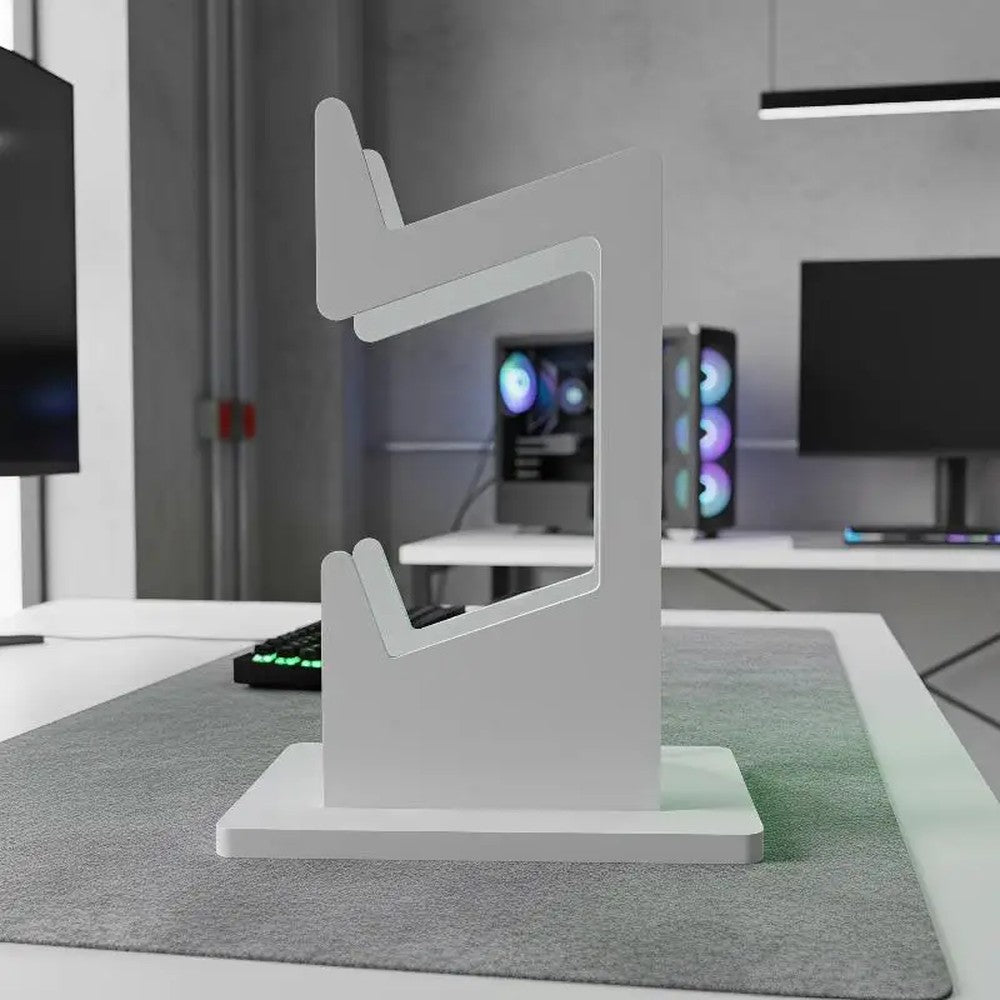 Weisser Controller-Ständer auf einem Gaming-Desk
