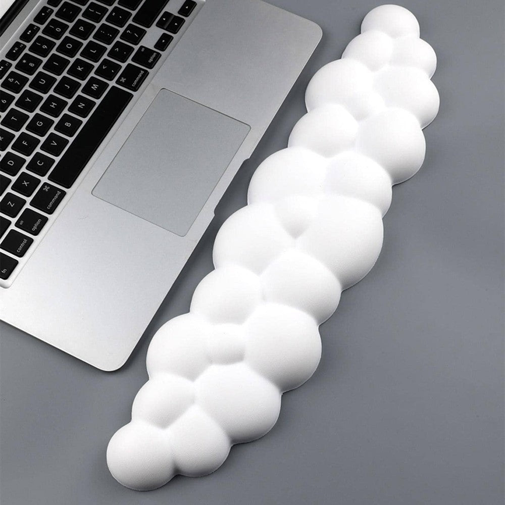 Wolken-Handgelenkauflage vor einem Laptop