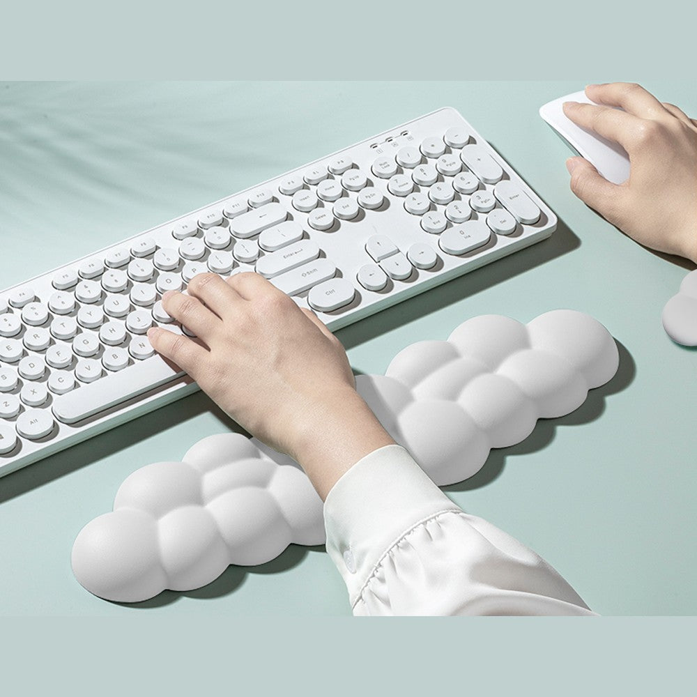 Cloud-Set an Tastatur und Maus im Einsatz