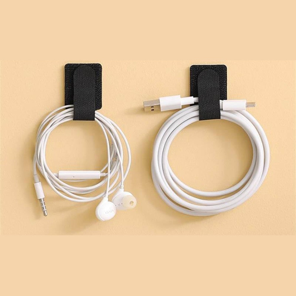 Aufgewickelte Kabel und Ohrhörer mit Kabel-Klettbindern