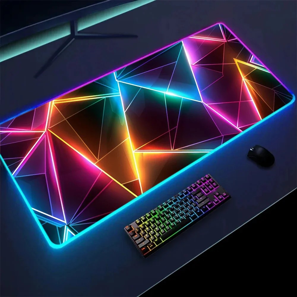 RGB-Schreibtischmatte XXL mit geometrischem Neon-Muster und leuchtendem Rand unter Tastatur und Maus